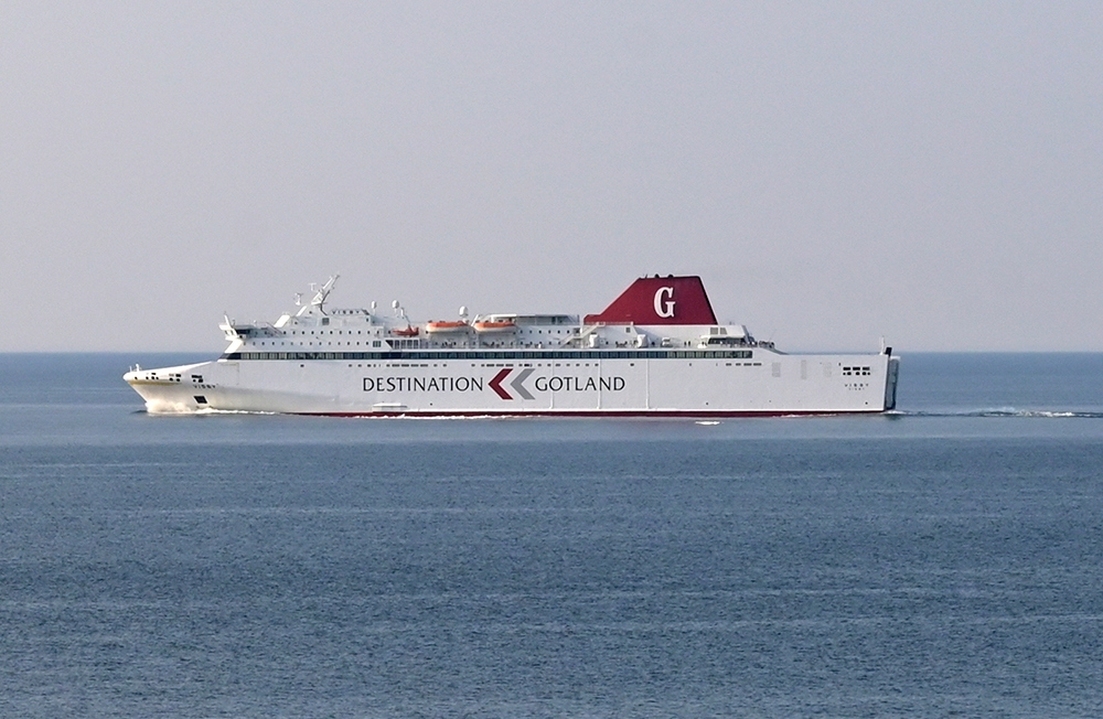Regeringen gör det billigar för gotlänningar att ta färjan eller flyget till och från ön. Foto: Fredrik Sandberg/TT