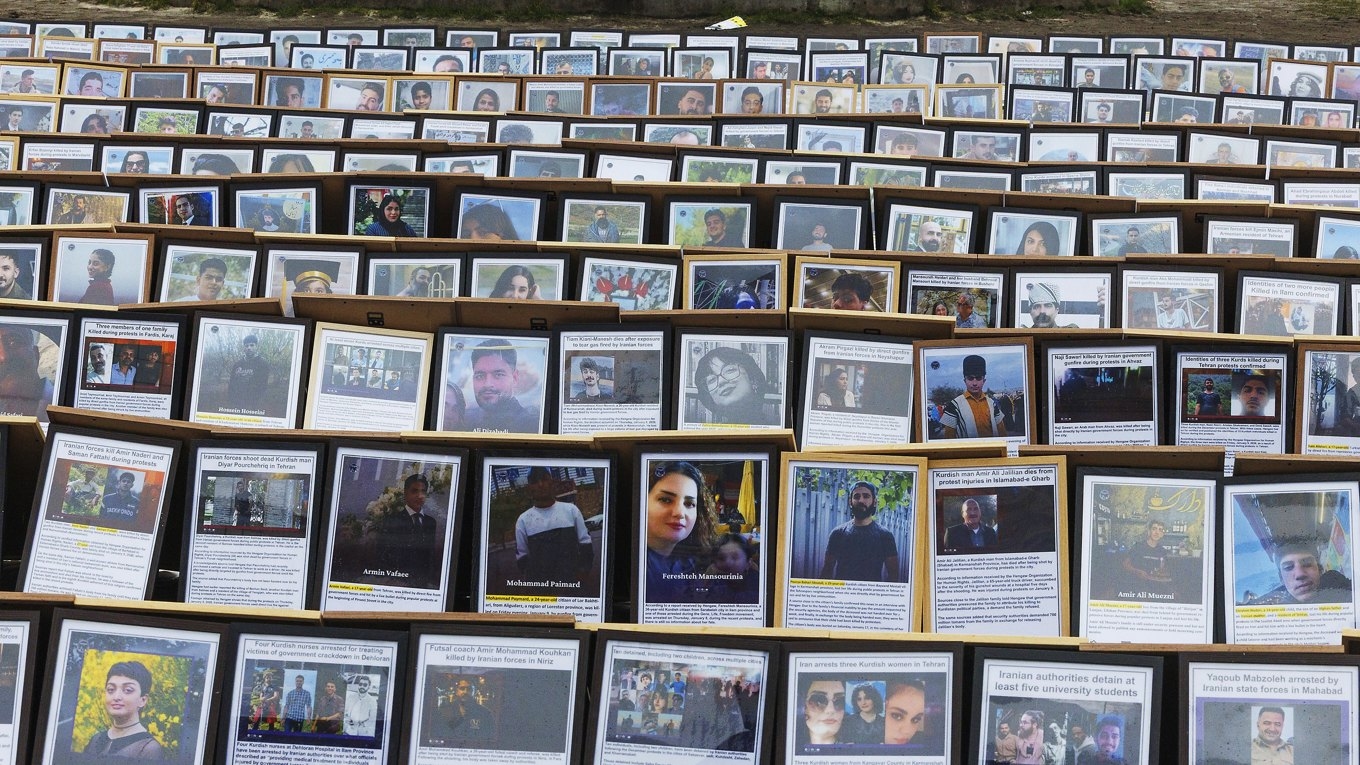 Bilder av personer som dödats av den iranska regimen, utställda i Bryssel den 5 februari. Foto: Nicolas Maeterlinck/BELGA MAG/Belga/AFP via Getty Images