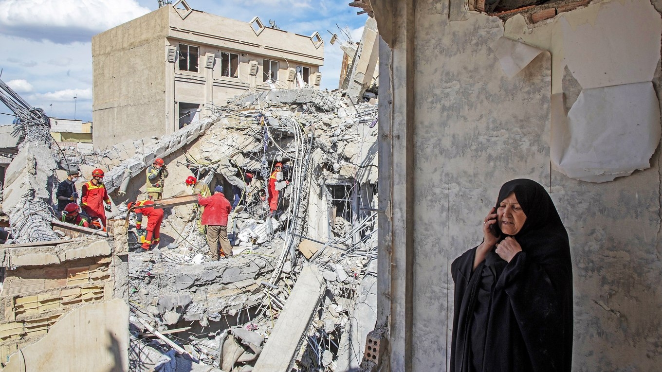 Räddningsarbete efter en attack i Teheran. Irans högste ledare har dödats, men regimen är kvar. Foto: Majid Saeedi/Getty Images