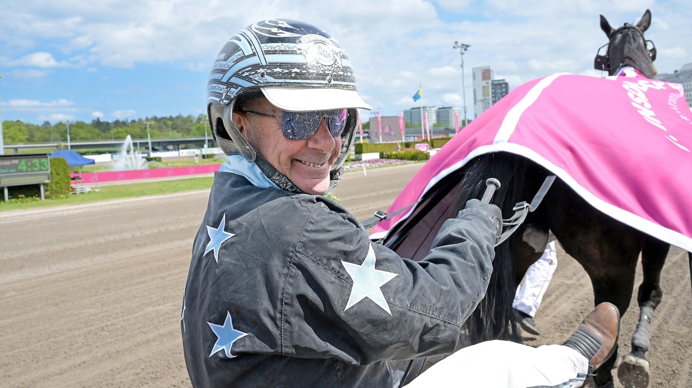 Åke Lindblom med en av sina stjärnor på senare år, Chapuy, efter en seger förra året. Foto: Lena Emmoth/TR Bild