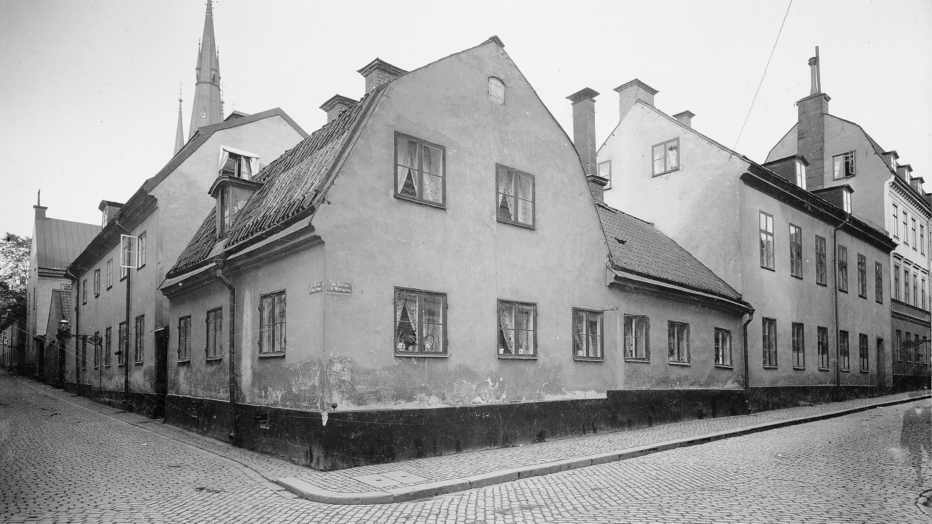 Ferlin var en förgrundsgestalt bland Klarabohemerna i Klarakvarteren i Stockholm. Här syns Klara prästgård sedd från Stora Vattugatan tidigt 1900-tal. Foto: Wikimedia Commons