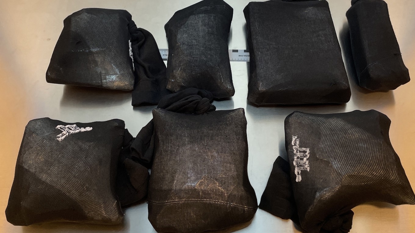 Tullverkets personal beslagtog sju strumpor som innehöll paket med nästan tre kilo kokain. Foto: Tullverket
