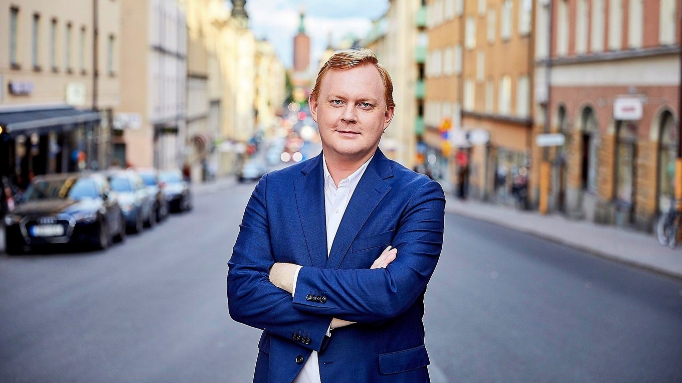 Moderaternas oppositionsborgarråd i Stockholm, Dennis Wedin, är upprörd över Socialdemokraternas planer på en lekpark för 110 miljoner kronor. Foto: Pressbild/Moderaterna