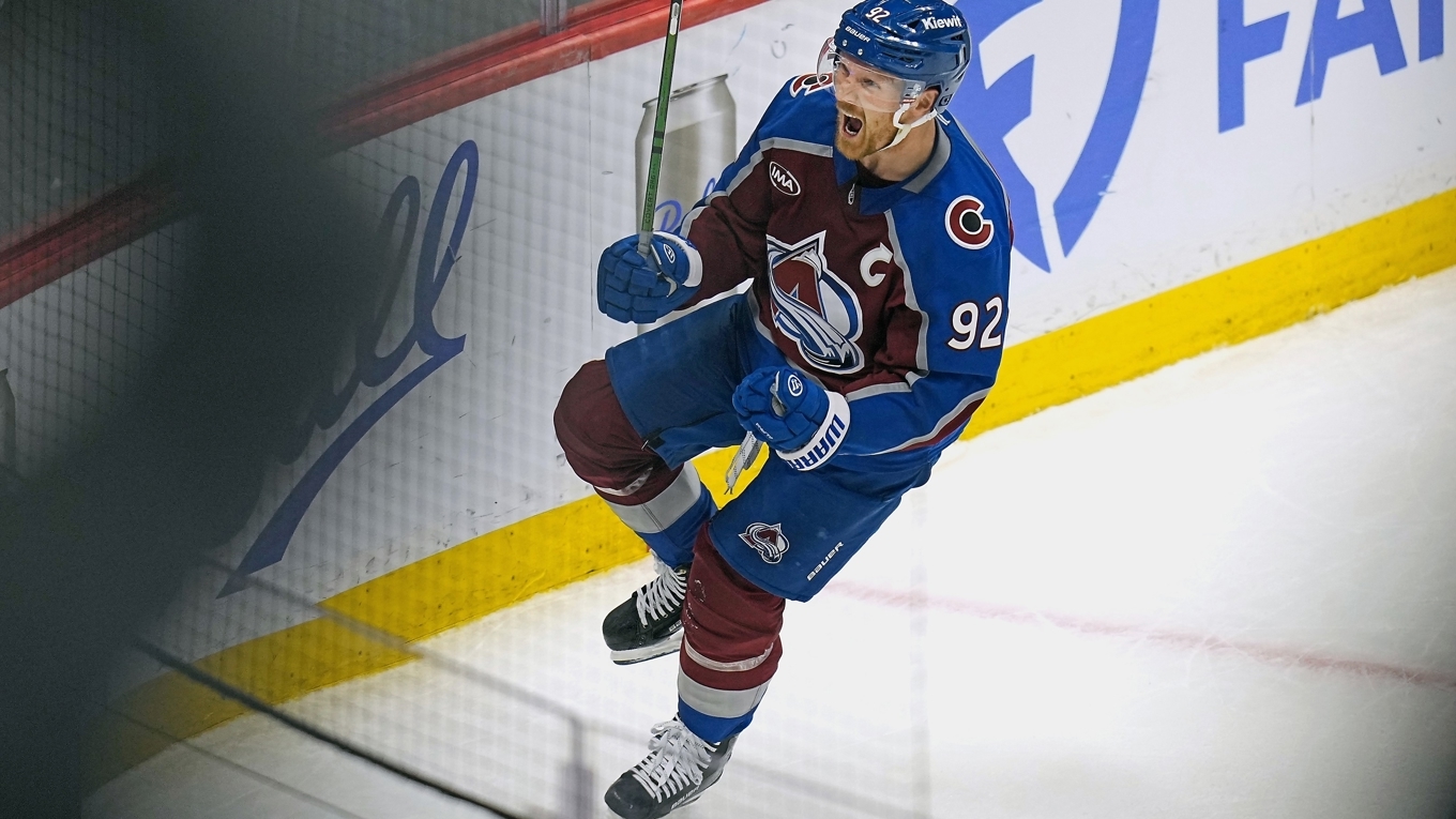 Gabriel Landeskog firar sitt mål mot Los Angeles Kings i andra slutspelsmatchen, som Colorado Avalanche vann med 2–1. Foto: Jack Dempsey/AP/TT