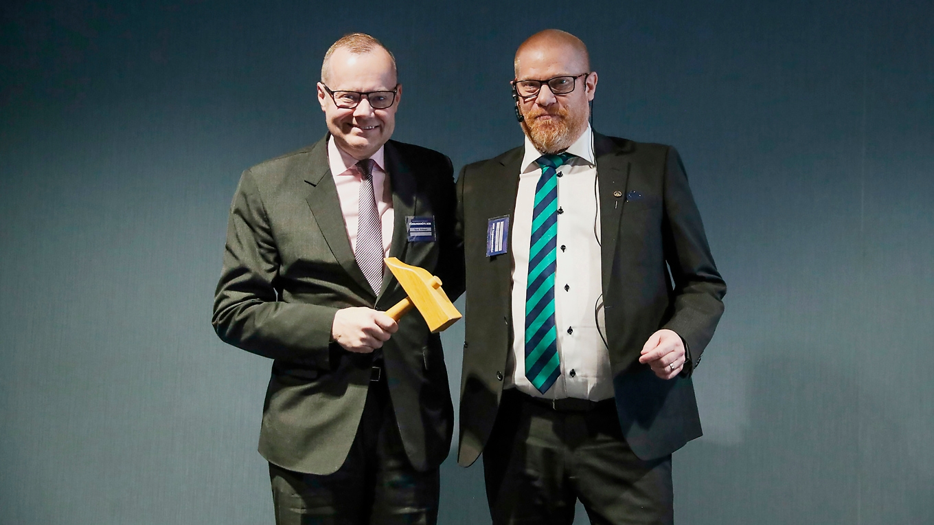 Dennis Lindahl (t.h.) lämnar över ordförandeklubban till Tomas Eriksson på Svenska bordtennisförbundets förbundsmöte i Halmstad 2026. Foto: Linda Carlsson
