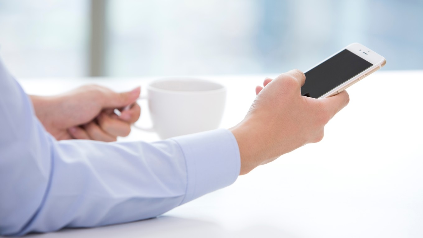 För vissa kan det vara irriterande när personer ofta använder mobilen under rasterna på arbetet. Foto: Shutterstock