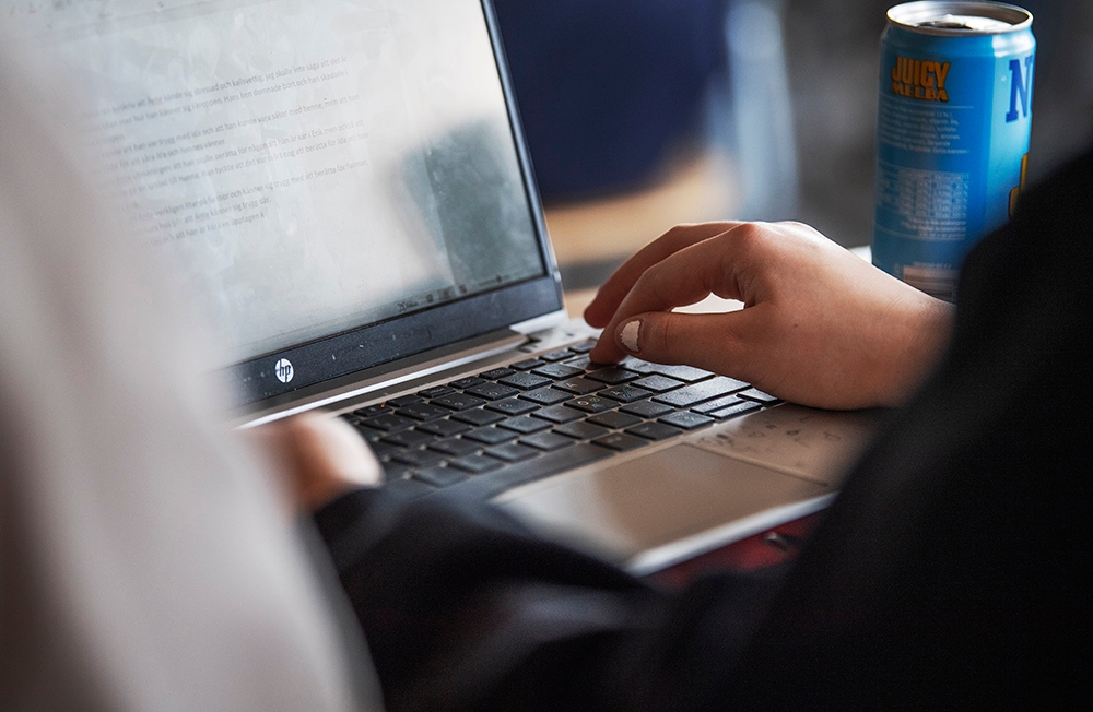 Flera frågetecken återstår kring det misstänkta trollkontot hos Socialdemokraterna i Österåker norr om Stockholm. Foto: Viktora Bank/TT