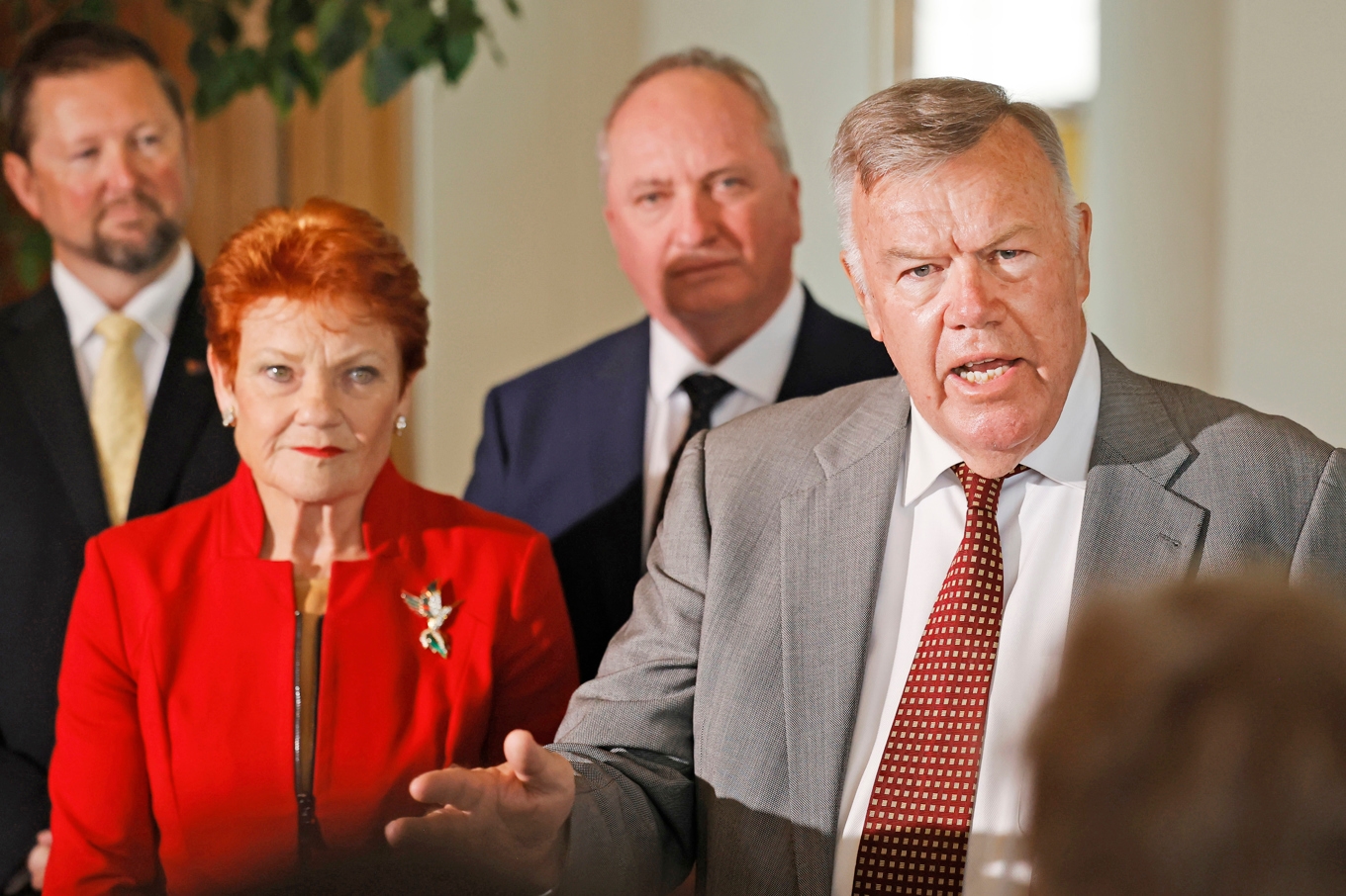 One Nations ledare Pauline Hanson och den nyvalde australiske parlamentsledamoten David Farley under en presskonferens i huvudstaden Canberra. Foto: Hilary Wardhaugh/Getty Images
