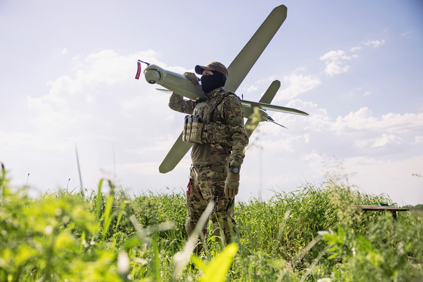 Ukrainsk soldat poserar med en ”kamikazedrönare”. Ukraina använder allt mer obemannade system i sin krigföring. Foto: Diego Fedele/Getty Images