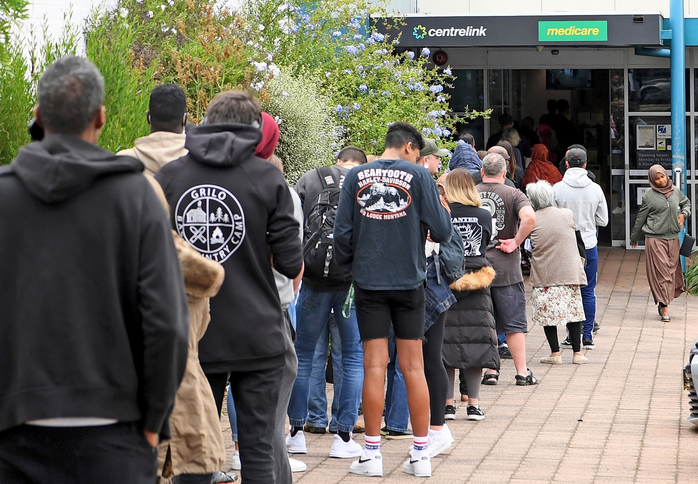 Kö framför Centrelink i Melbourne. Centrelink är en myndighet som hanterar utbetalningar från välfärdssystemet.  Foto: Quinn Rooney/Getty Images
