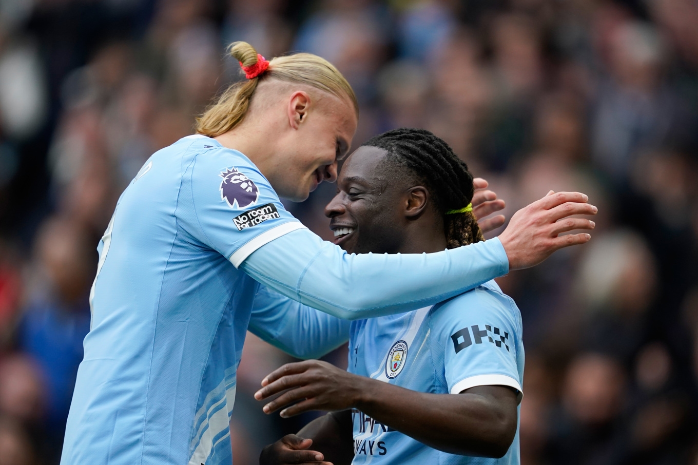 Målskyttarna Erling Braut Haaland och Jeremy Doku kramar om varandra under 3–0-segern mot Brentford. Foto: Dave Thompson/AP/TT