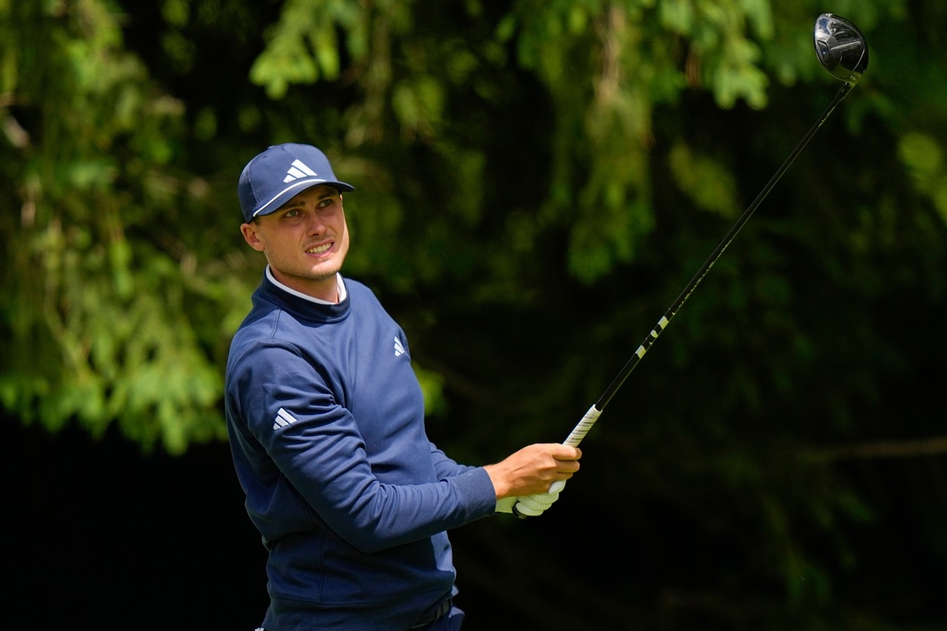 Ludvig Åberg slår ut på fjärde tee under fredagens runda. Foto: Frank Franklin II /AP/TT