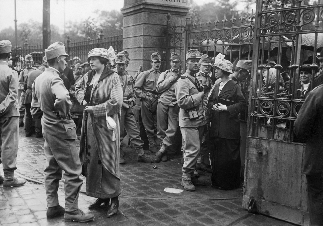 Soldater i Wien, på väg ut i första världskriget, 1915. Foto: Paul Thompson/FPG/Getty Images
