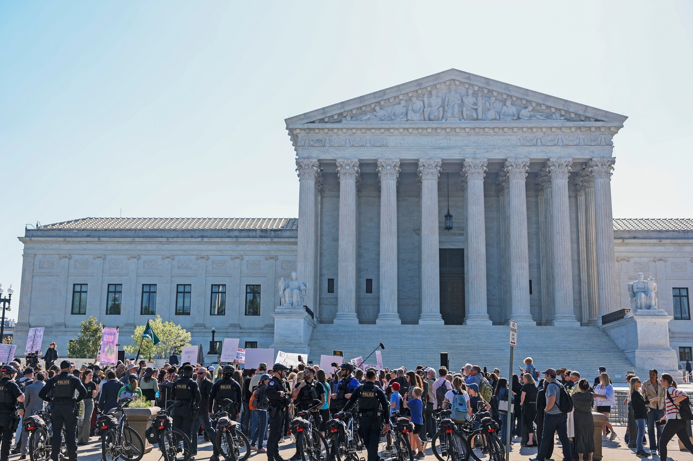 Demonstranter framför Högsta domstolen i Washington DC den 27 april under förhandlingarna. Foto: Tasos Katopodis/Getty Images