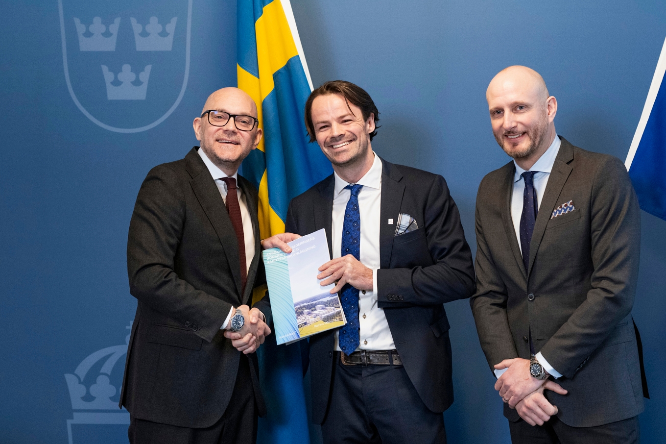 Kärnfull Next överlämnar sin ansökan till vikarierande klimat- och miljöminister Johan Britz (L). Från vänster: Johan Britz, Balder Hagert, portföljansvarig, KNXT, och John Ahlberg, strategisk chef, KNXT. Foto: Pontus Lundahl/TT