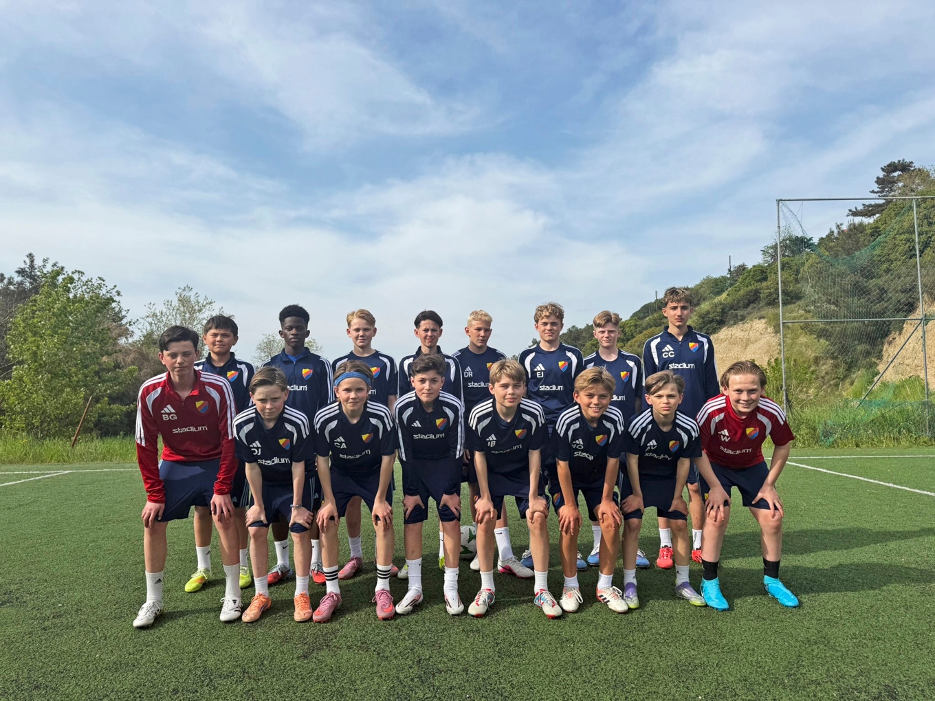 Pojkarna i Djurgårdens akademi tränar fyra dagar i veckan och spelar matcher på helgerna. Tränarna är professionella och spelarna har även fystränare och fysioterapeuter. Foto: Staffan Erfors