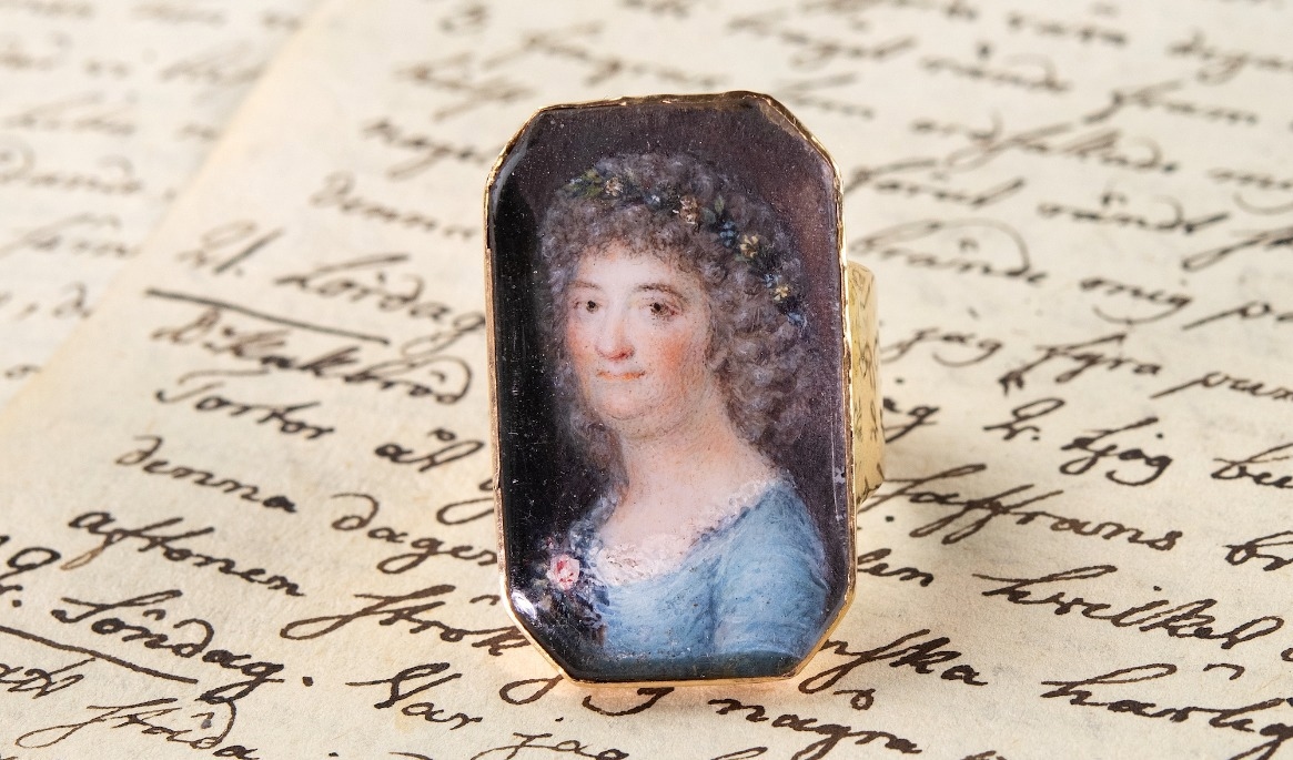 Märta Helena Reenstiernas, Årstafruns, ring med hennes porträtt tillsammans med sidor ur hennes dagbok som nu finns att läsa i digital form. Foto: Peter Segemark/Nordiska museet