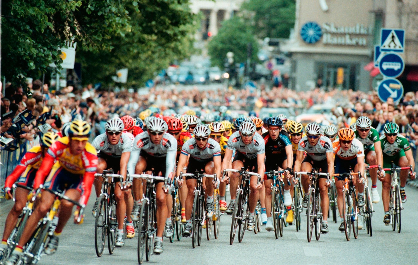 En gång i tiden kunde cykeltävlingar arrangeras inne i våra städer. Här ses en etapp av Postgirot Open avgöras på Hamngatan i Stockholm. Foto: Magnus Johansson/TT Nyhetsbyrån