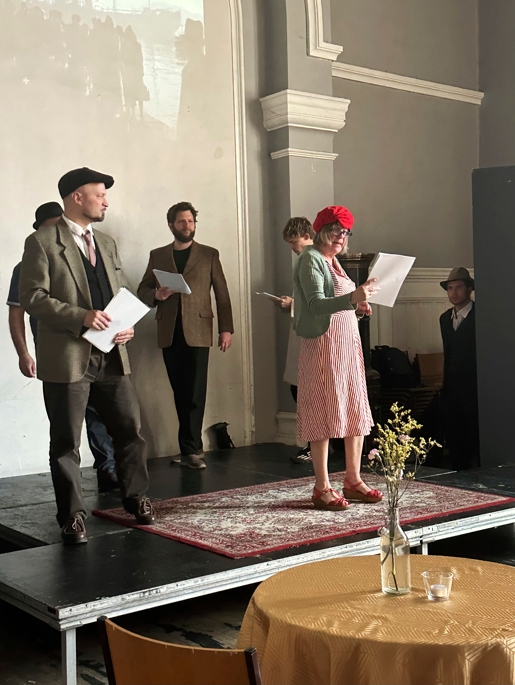 Amatör­teatergruppen Teater 5 under general­repetitionen i Köpenhamn. Foto: Susanne  Willgren Lamm