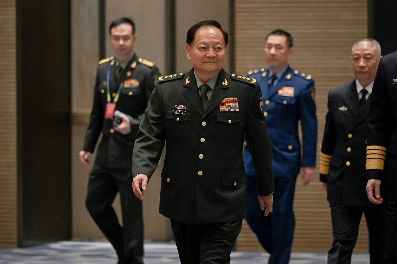 Zhang Youxia, tidigare vice ordförande i den mäktiga Centrala militärkommissionen, anländer till ett möte i staden Qingdao. Bilden är från 2024. Foto: Wang Zhao/AFP via Getty Images