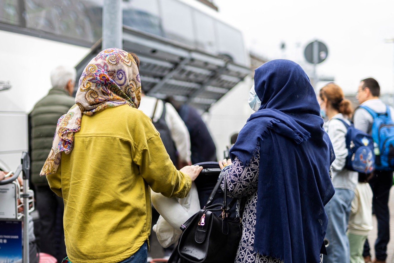 Afghanska flyktingar på flygplatsen Hannover-Langenhagen i Tyskland. Tyskland har enligt en ny rapport 2,7 miljoner flyktingar i befolkningen. Foto: Michael Matthey/AFP via Getty Images