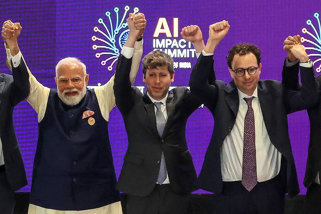 Sam Altman från Open AI (mitten) och Dario Amodei från Anthropic (höger), två av AI-världens mäktigaste,  tillsammans med Indiens premiärminister Narendra Modi. Foto:  Ludovic Marin / AFP via Getty Images