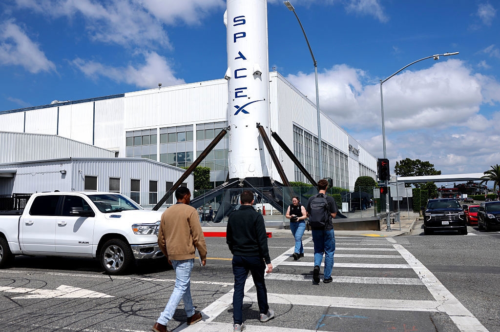 SpaceX:s lokaler i Hawthorne, Kalifornien. Enligt Google diskuterar de två företagen uppskjutningar av Googles Project Suncatcher. Foto: Mario Tama/Getty Images
