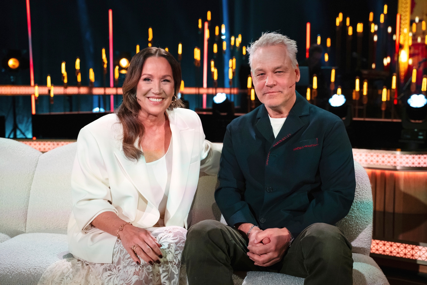 Renée Nyberg programleder ytterligare två avsnitt av ”Vilket liv!” Närmast sitter Henrik Schyffert i hennes soffa på Oscarsteatern. Foto: Emma Laursdottir/TV4