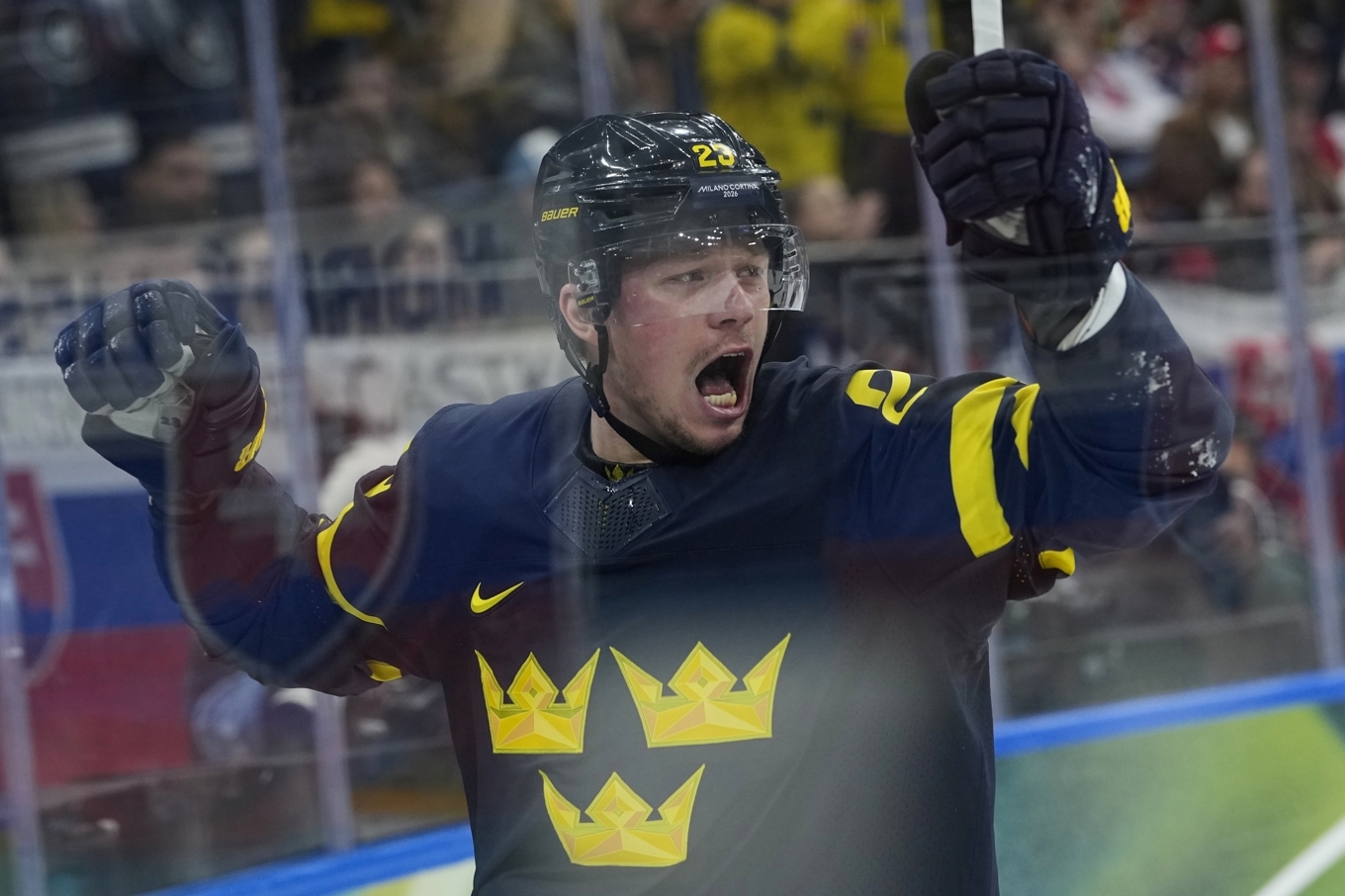 Lucas Raymond firar ett mål under OS. Chansen att det ska upprepas under VM i Schweiz är hög. Foto: Petr David Josek/AP Foto