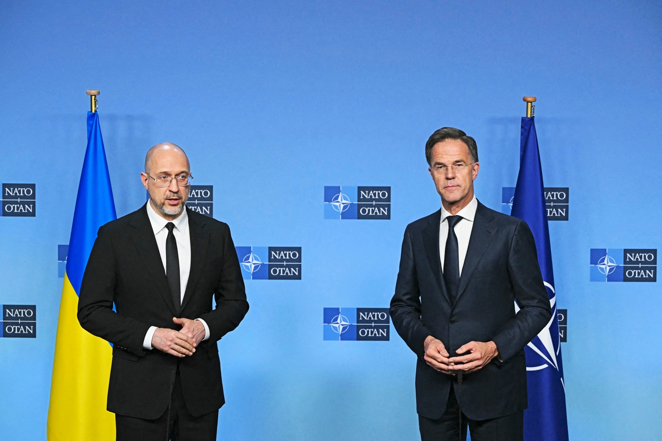 Ukrainas premiärminister Denys Sjmyhal och Natos generalsekreterare Mark Rutte talar under en presskonferens i Natohögkvarteret i Bryssel den 15 oktober 2025. Upprustning blev en angelägen fråga i Europa efter Rysslands invasion av Ukraina. Foto: Nicolas Tucat/AFP via Getty Images