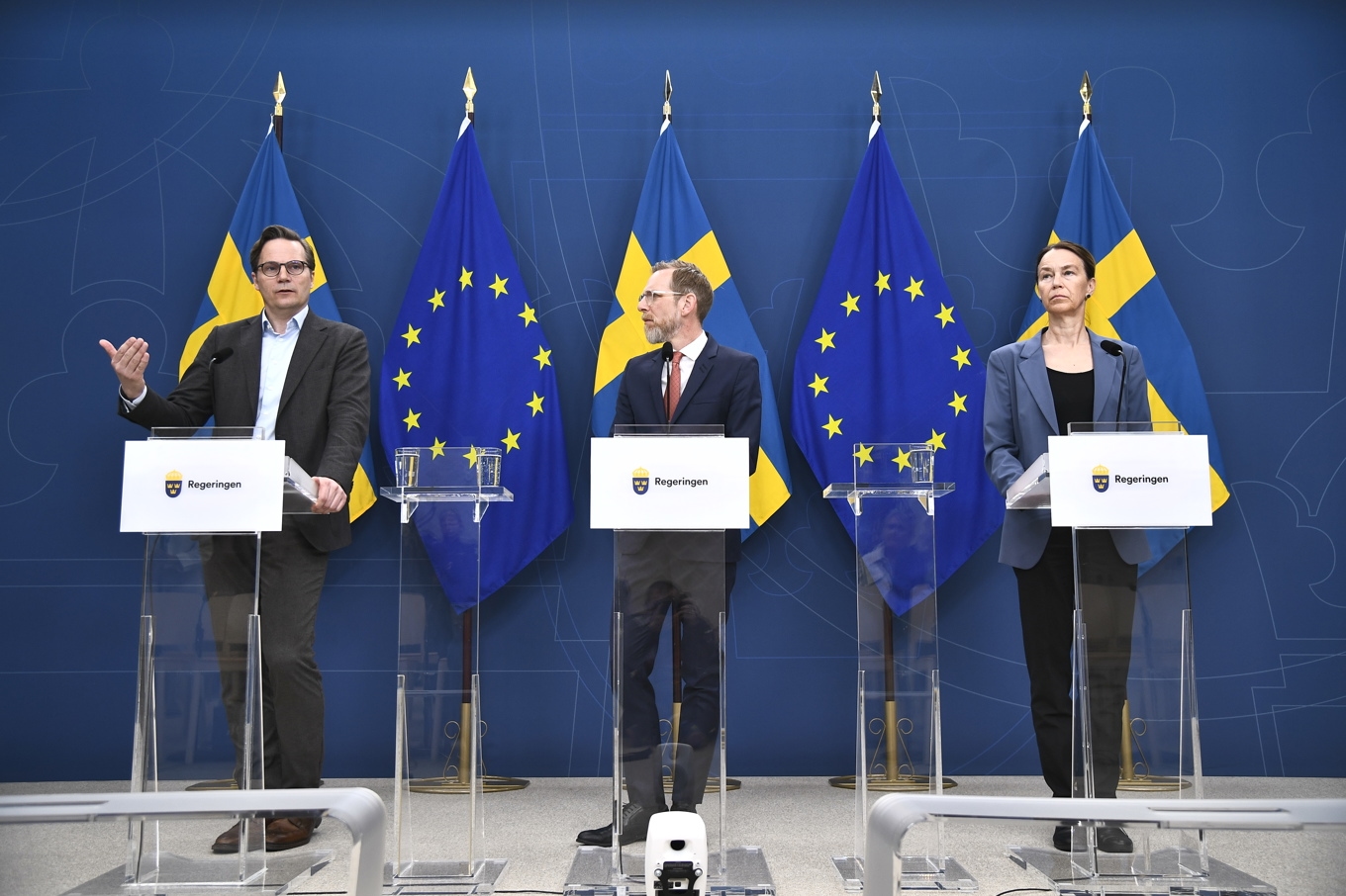 Tillförordnad statsepidemiolog Erik Sturegård, Jakob Forssmed (KD), socialminister, och Olivia Wigzell, generaldirektör Folkhälsomyndigheten under en pressträff om hantaviruset. Foto: Lars Schröder/TT.