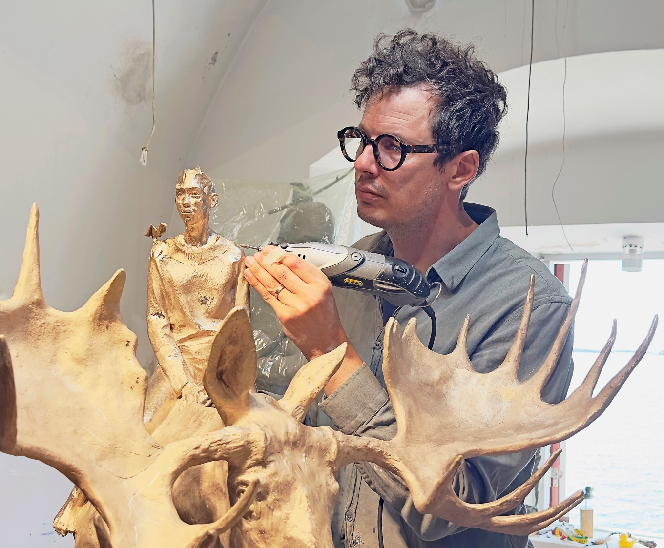 Peter Reuterberg putsar på en nygjuten bronsskulptur i ateljén på Marstrand. Foto: Susanne Willgren Lamm