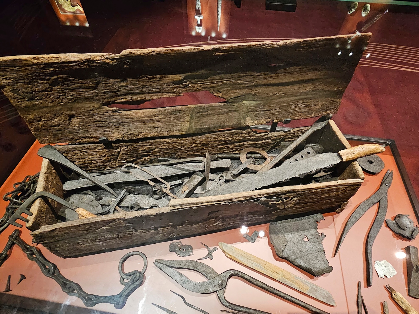 Som vikingatida bonde fick man vara beredd på att laga det mesta. När Mästermyr på Gotland blev odlingsmark på 1930-talet drog plogen upp en verktygslåda från omkring år 1000.  Foto: Camilla Johansson