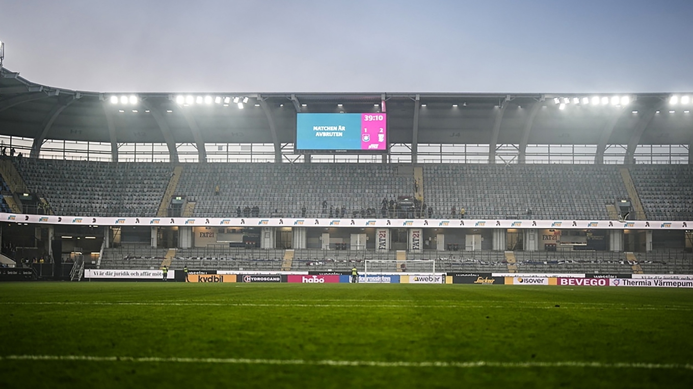 Det var bäddat för fotbollsfest på Gamla Ullevi.  Men i stället såg det ut så här sedan derbyt mellan Örgryte IS och IFK Göteborg på måndagskvällen avbrutits eftersom säkerheten inte kunde garanteras. Foto: Björn Larsson Rosvall/TT