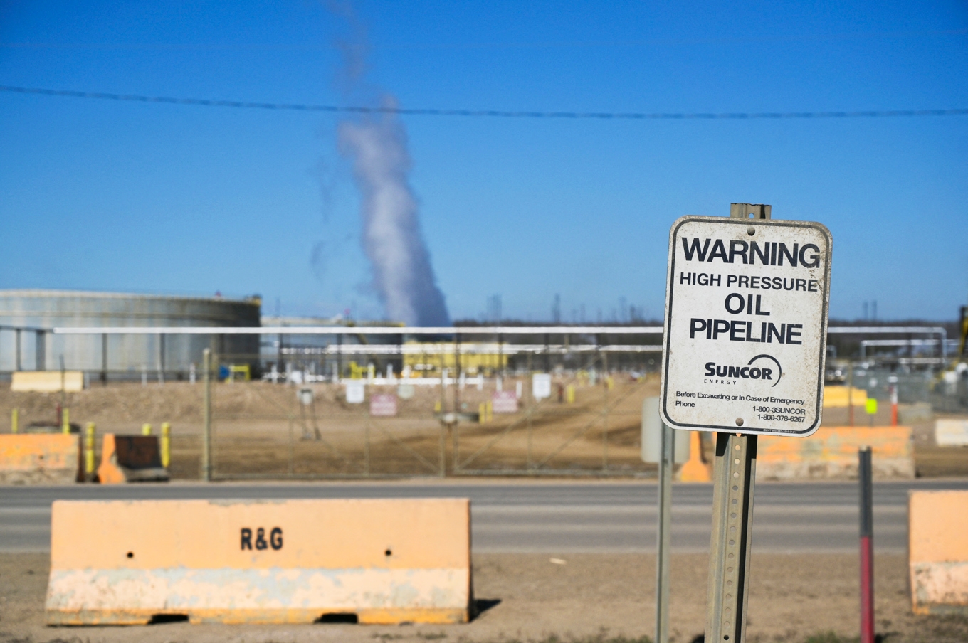 Oljeraffinaderi i provinsen Alberta i Kanada, ett av de områden där många vill se en utökad satsning på olja. Foto: Daphné LEMELIN/AFP via Getty Images