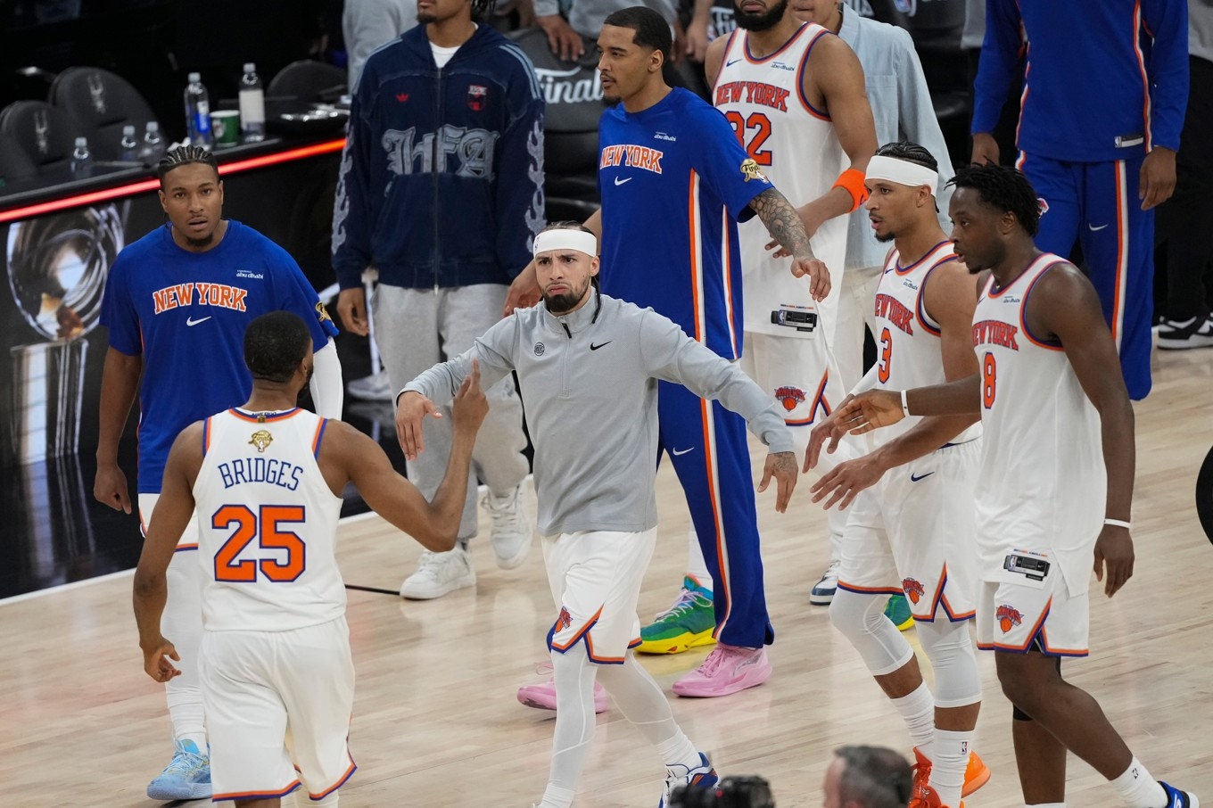 New York Knicks firar segern i den första finalmatchen i NBA. Foto: Eric Gay/AP/TT