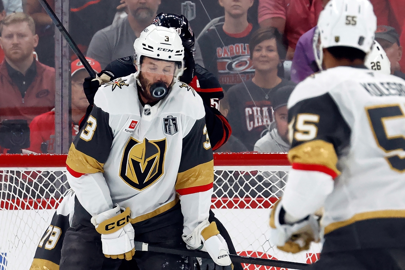 Brayden McNabb fick en puck i ansiktet mot Carolina. Foto: Karl B DeBlaker/AP/TT