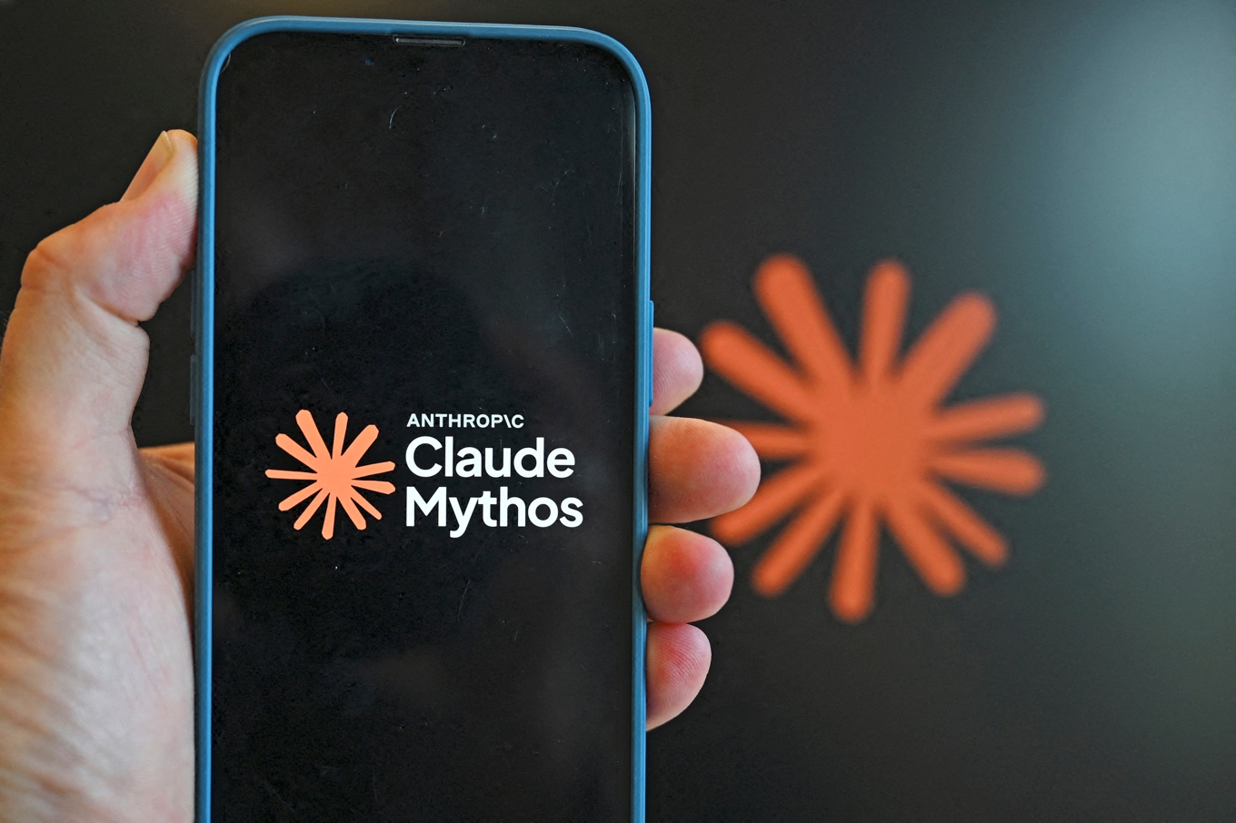 Logotypen för företaget Anthropics system Claude Mythos. Mythos tros vara en av anledningarna till varningen från organisationen FIORC. Foto: Nicolas TUCAT/AFP via Getty Images