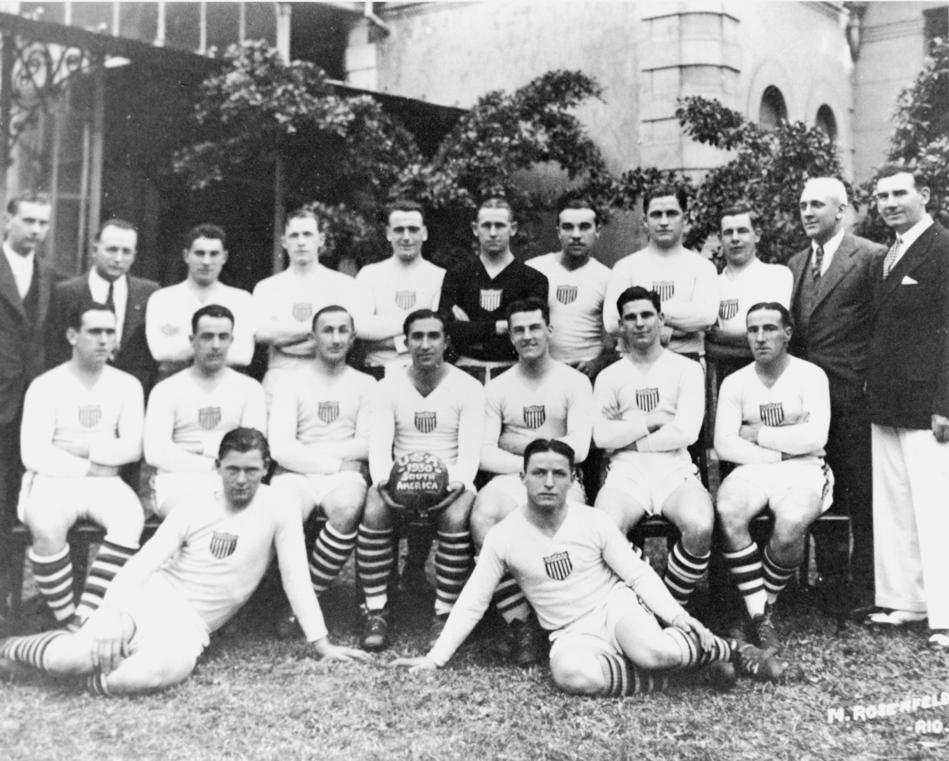 USA:s VM-trupp till Uruguay 1930, fotograferad i Rio de Janeiro. Bakre raden fr.v.: Schroeder, Cummings, Gentle, Wood, Moorhouse, Douglas, Gonçalves, Vaughn, Auld, Millar och Coll. Sittande: Tracy, Gallagher, Bookie, Florie, Patenaude, Oliver och McGhee. Främst: Brown och Slone. Bertram Patenaude blev VM-historiens förste hattrickmålskytt. Foto: Privat