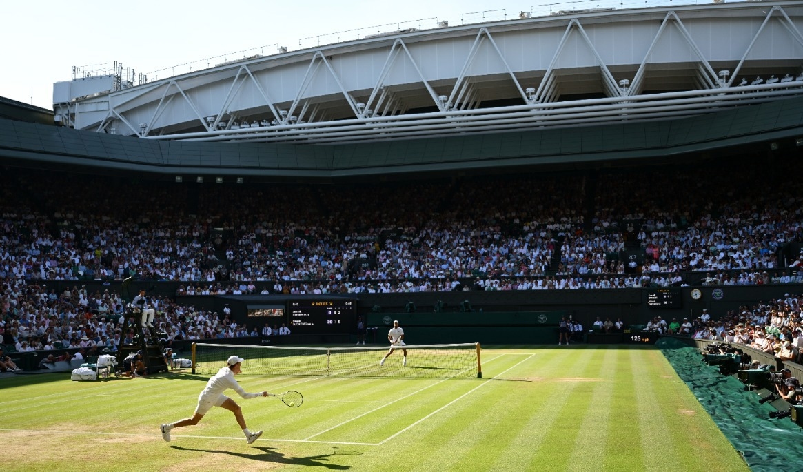 Wimbledons centercourt är en av idrottsvärldens mest kända arenor. Lite av charmen försvann vid ombyggnaden 2006–2009, men å andra sidan tillkom ett skjutbart tak som gör det möjligt att spela även vid regn. Foto: Hannah Peters/Getty Images
