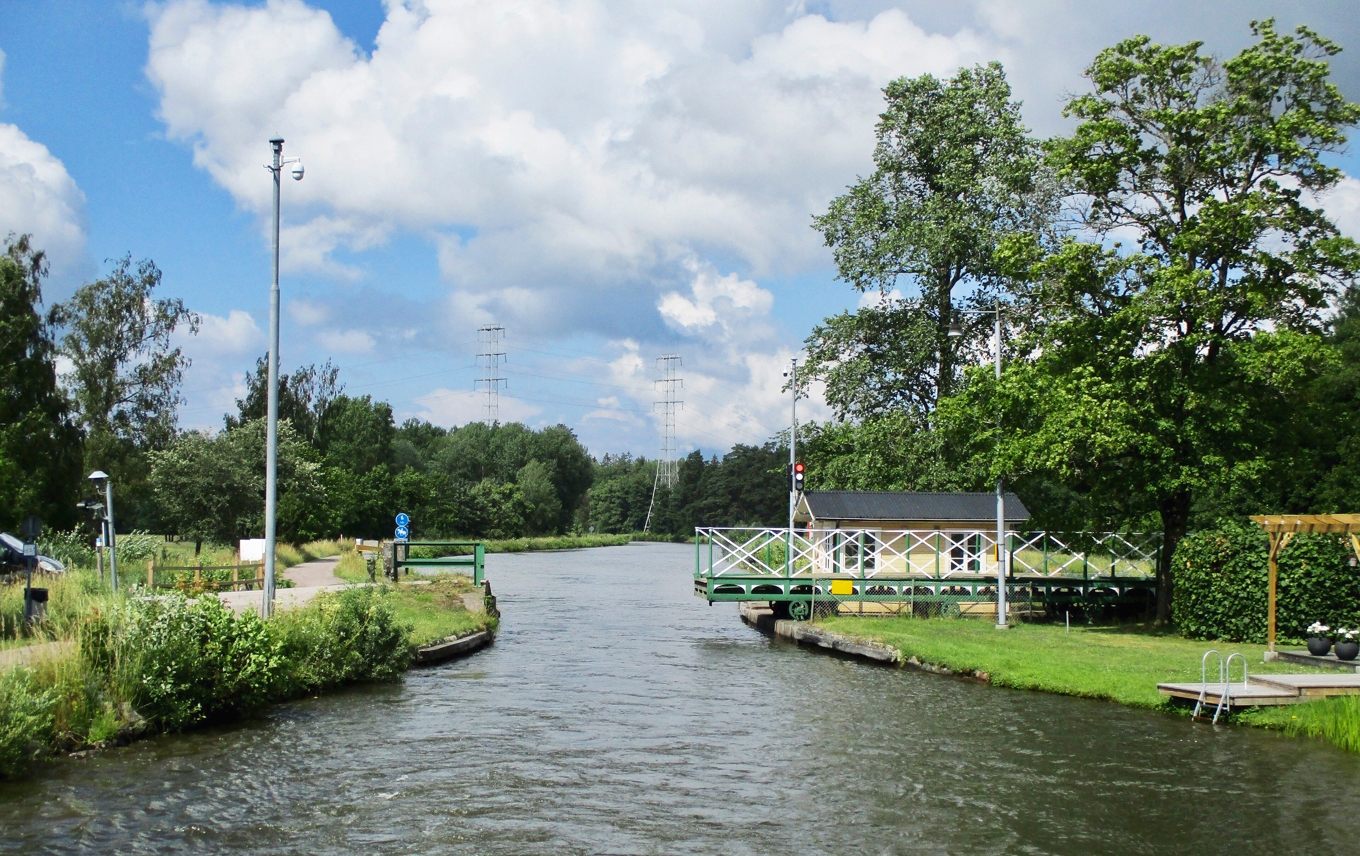 En rullbro över Göta kanal vid dess passage förbi Töreboda. Förutom olika typer av övergångar har kanalen 58 slussar.  Foto: Eskil Malmberg /Wikimedia Commons