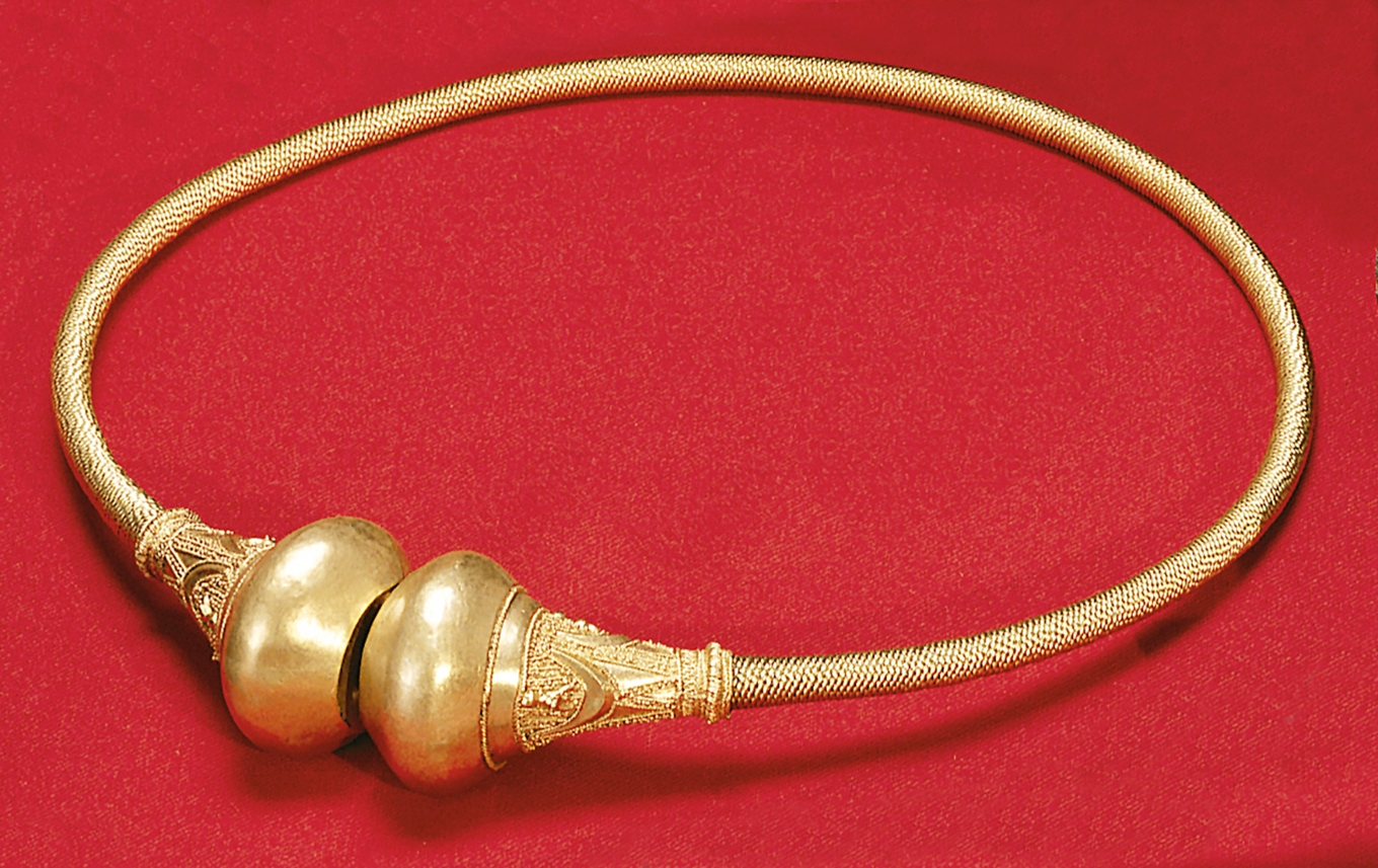 Havorringen, en unik halsring i guld från 100-talet e.Kr., hittades vid utgrävningen av fornborgen vid Havor 1961. Den vägde närmare 800 gram. År 1986 stals den från Gotlands fornsal i Visby.   FOTO: Gotlands museum