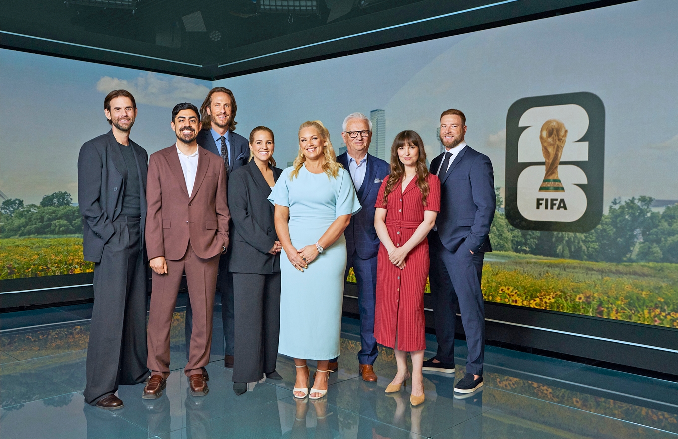Åtta män och kvinnor som utgör TV4:s uppställning för att bevaka fotbolls-VM. foto: Elinor Wermeling/TV4