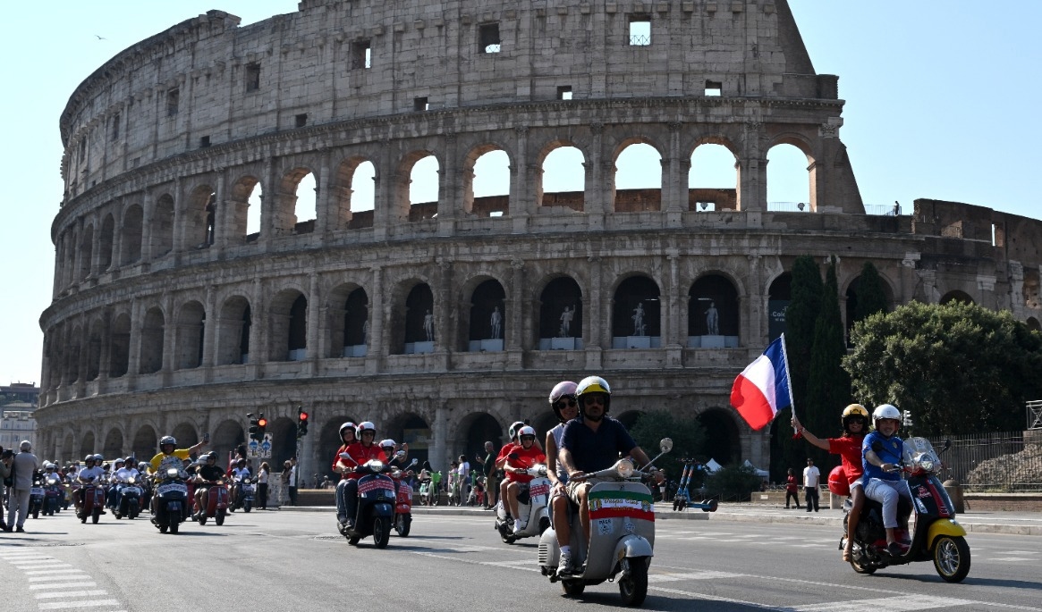 Vespafans samlades i Rom den 27 juni. Foto: Alberto Pizzoli/AFP via Getty Images
