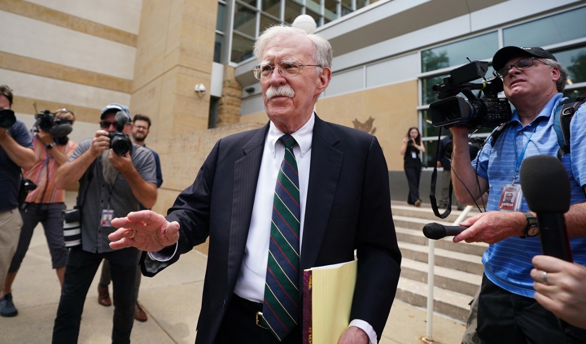John Bolton lämnar den federala distriktsdomstolen i Greenbelt i Maryland den 26 juni. Foto: Al Drago/Getty Images