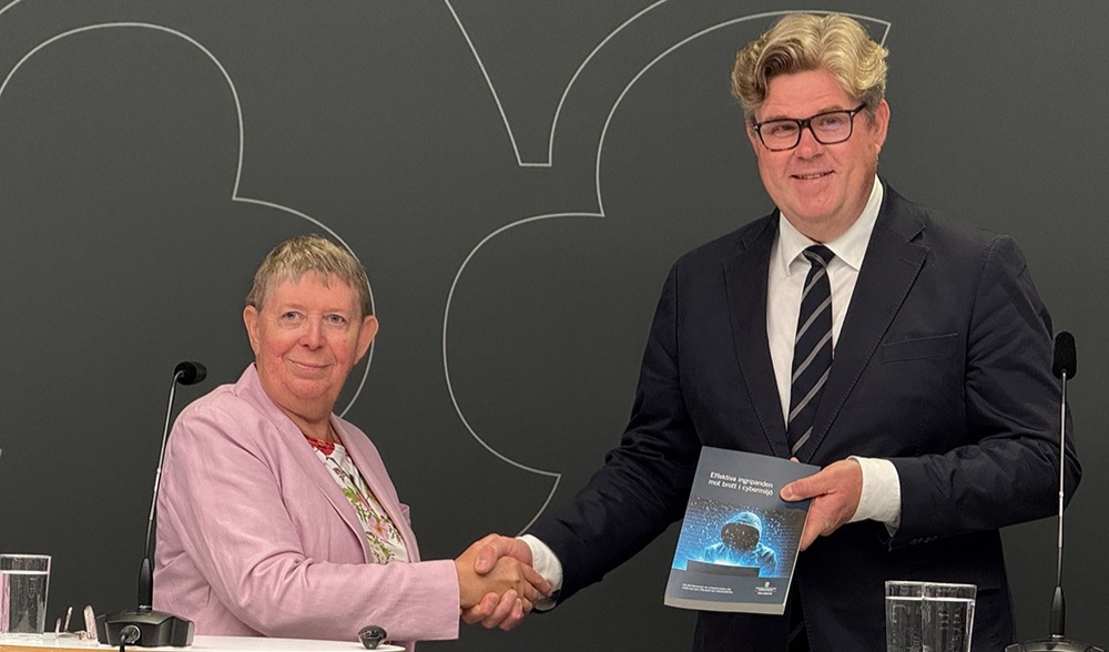Utredaren Gunnel Lindberg och justitieminister Gunnar Strömmer (M). Foto: Staffan Erfors
