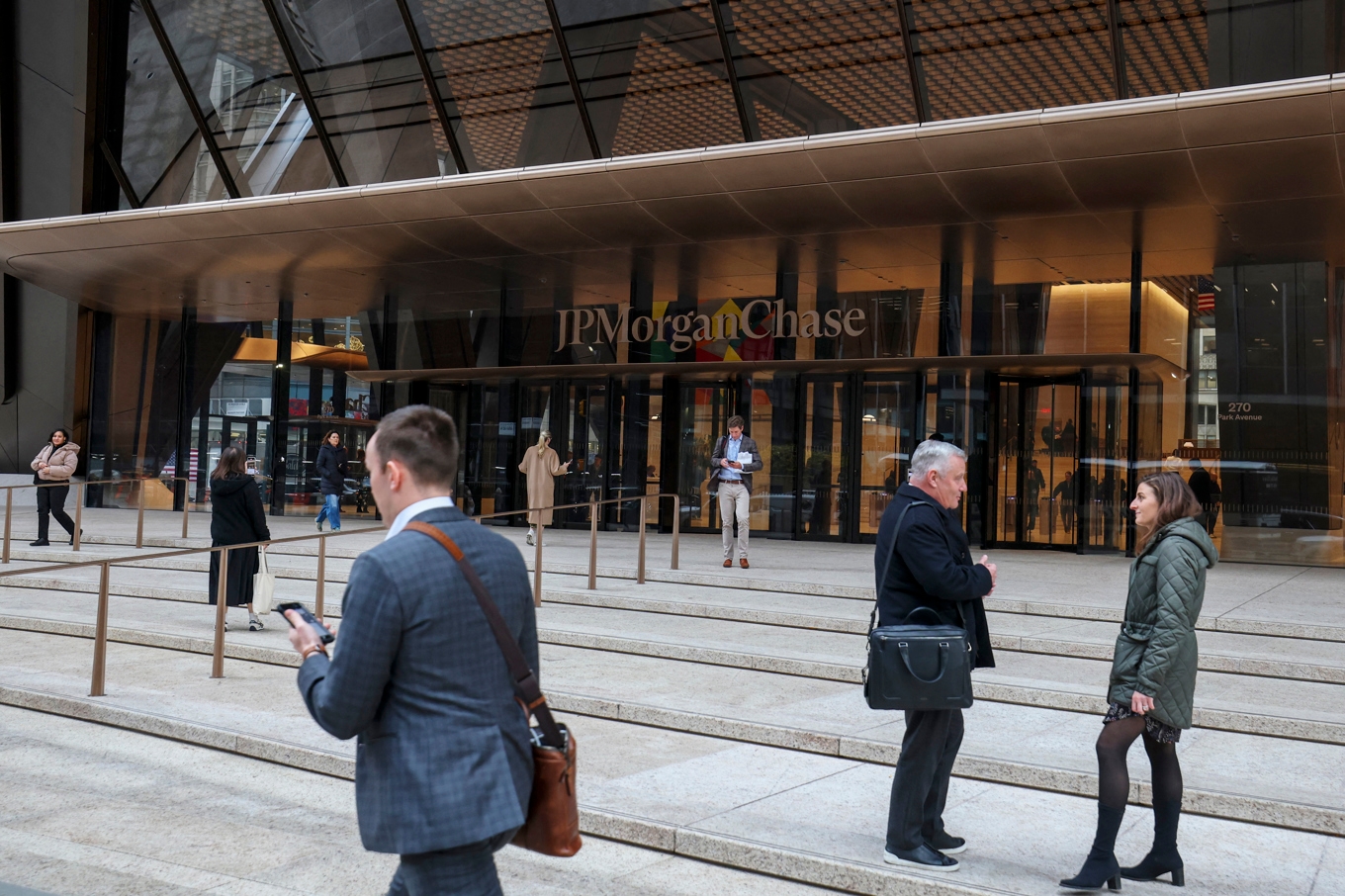JP Morgan, med huvud­kontor i New York, är en bank som enligt flera källor kommer att anställa fler AI-specialister och minska antalet bankanställda. Foto: Angela Weiss/AFP via Getty Images