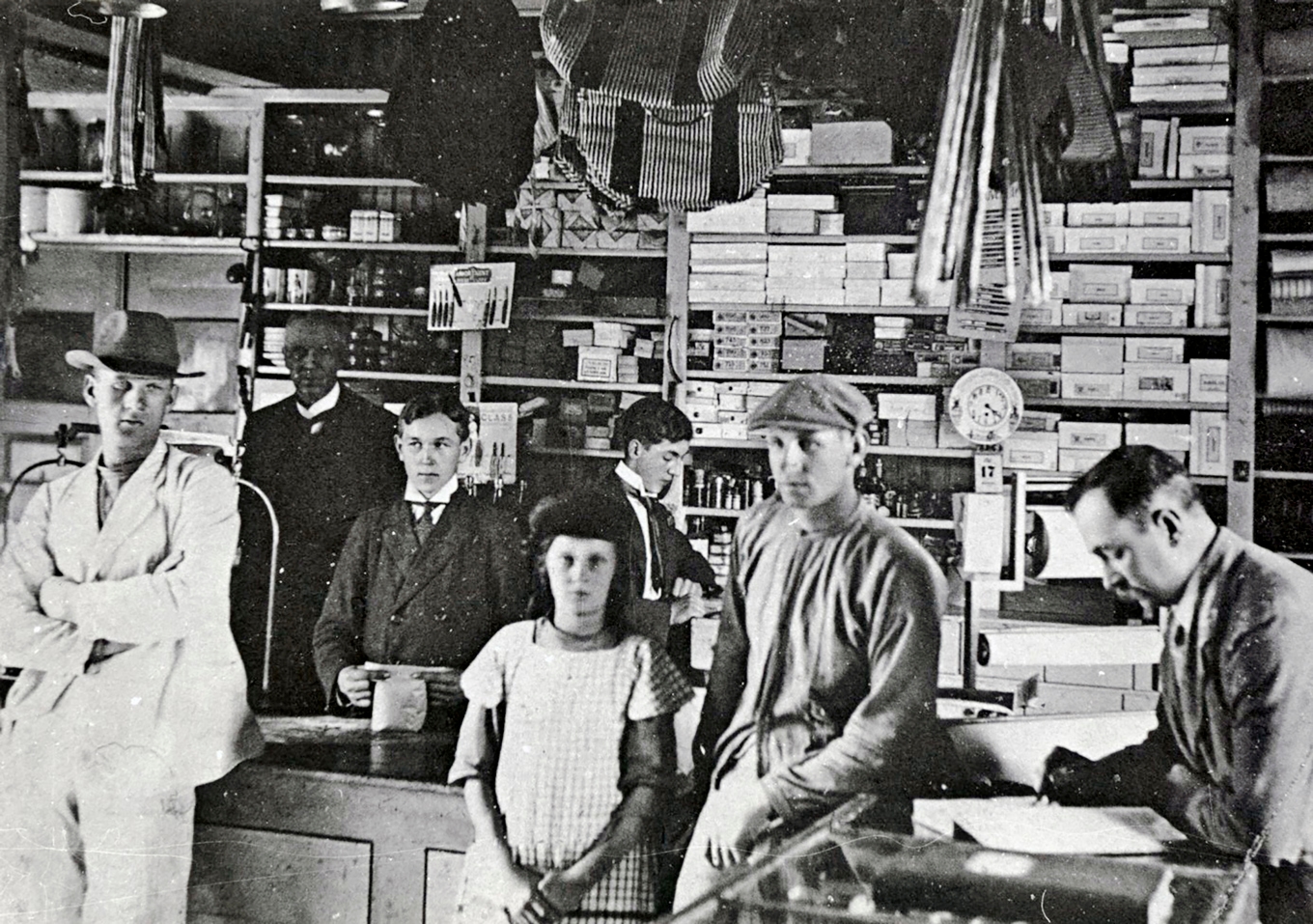 En ögonblicksbild från lanthandeln i Glava i Värmland när varorna fortfarande delades ut över disk. Av okänd fotograf runt 1912. Foto: Wikimedia Commons