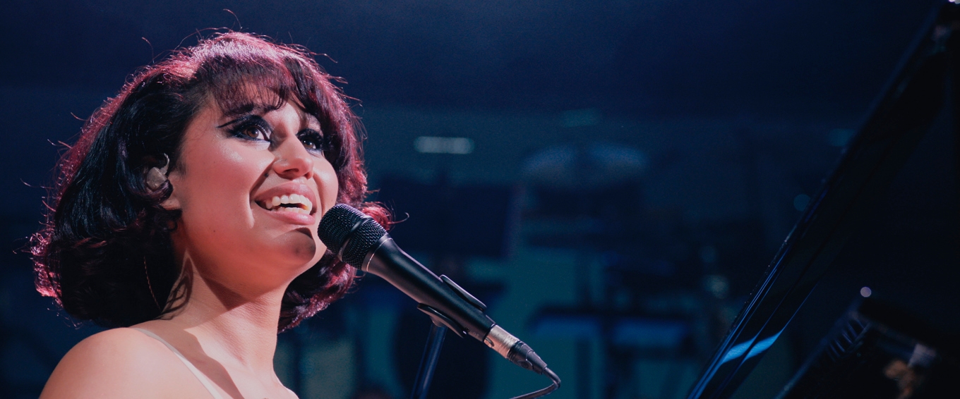 Brittiska sångerskan Raye är först ut i en lördagssatsning på stora jazzsångerskor. Foto: Efia Films LLP