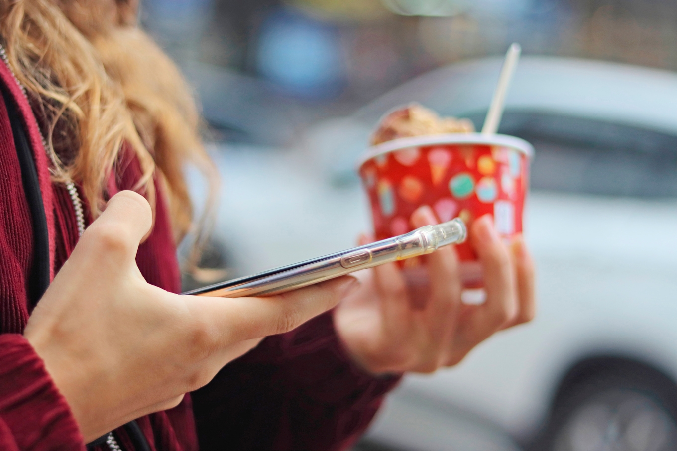 Unga har nästan alltid sin mobil i ena handen och något ät- eller drickbart i den andra.  Foto: DinkeyDoodle/shutterstock
